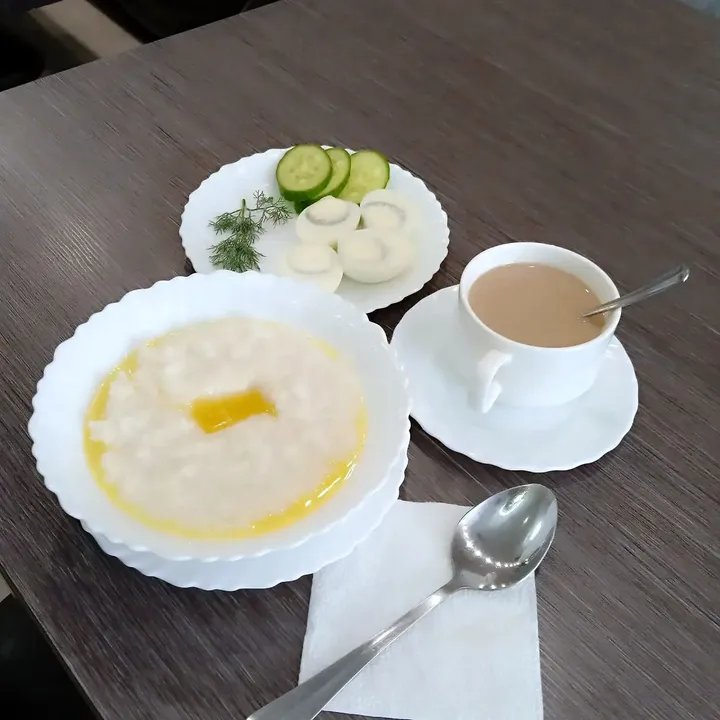 Обед на столе: запечённая курица, отварной картофель, зразы и хлеб