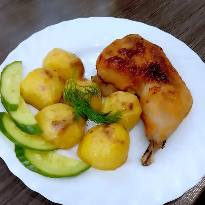 Куриная ножка с молодым картофелем и свежим огурцом
