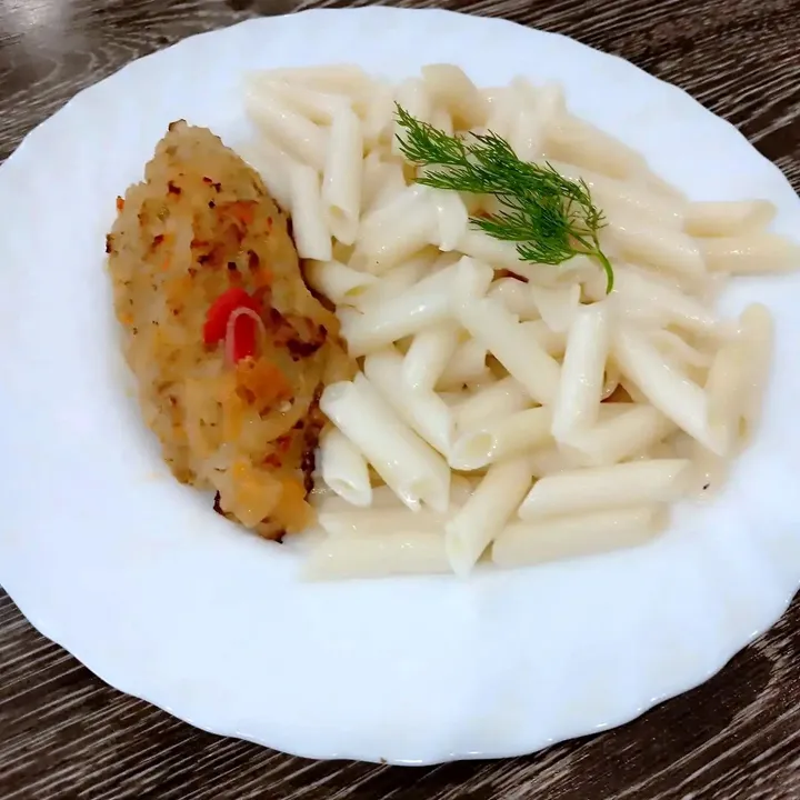 Котлета с макаронами и зеленью